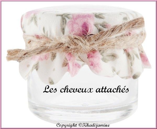 Les cheveux attachés