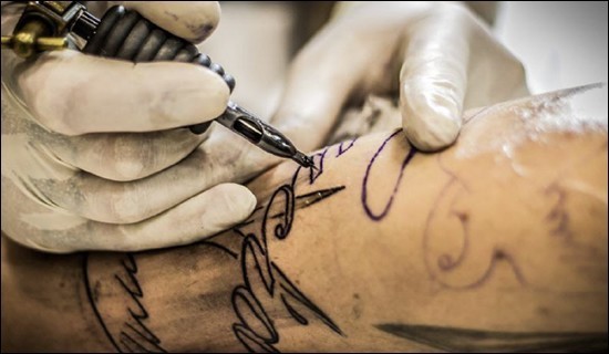 Qu’Allah maudisse celles qui font les tatouages...